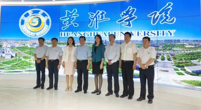 中華職業教育社理事長陳昌智、河南省副省長霍金花一行參觀展廳